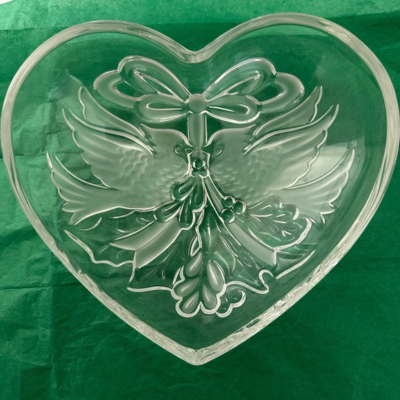GORHAM CRYSTAL, Holiday Traditions Collection, Heart Dish Cardinal Holiday - Picture 15 of 16